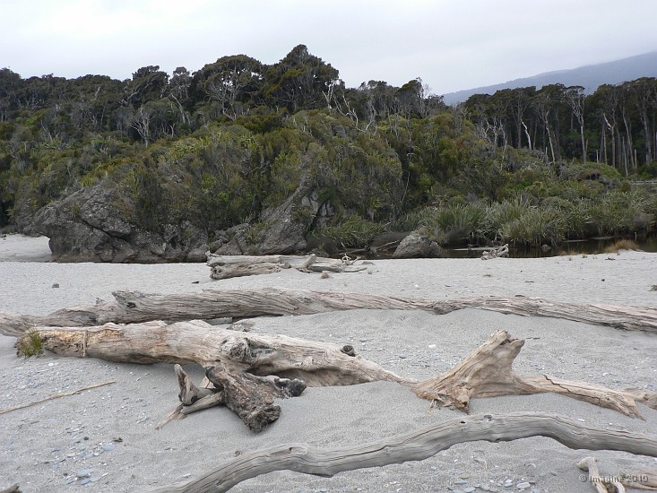 12.57- Halte sur une plage pres de Haast.JPG